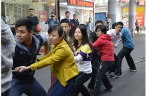 鼎智團隊參加國貿(mào)物業(yè)組織的拔河跳繩比賽